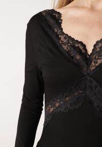 Born2be - Czarna Koktajlowa Sukienka z Wiskozy Zdobiona Falbanami Koronką i Wiązaniem Felycia. Okazja: na ślub cywilny, na wesele, na komunię. Kolor: czarny. Materiał: wiskoza, koronka. Wzór: aplikacja, koronka. Styl: wizytowy #7