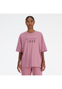 Koszulka damska New Balance WT41519RSE – różowa. Kolor: różowy. Materiał: dresówka, bawełna. Wzór: napisy, aplikacja