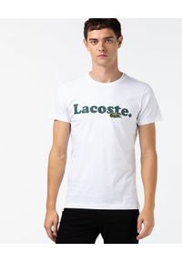 Lacoste - LACOSTE - Biały t-shirt z nadrukiem logo Regular Fit. Kolor: biały. Materiał: bawełna, jeans. Wzór: nadruk. Styl: sportowy, klasyczny