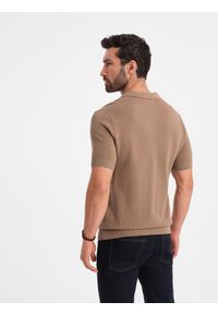 Ombre Clothing - Męska bawełniana koszulka polo ze strukturalnej dzianiny – jasnobrązowa V3. Okazja: do pracy, na co dzień. Typ kołnierza: polo. Kolor: brązowy. Materiał: bawełna, dzianina. Długość: krótkie. Styl: casual, elegancki #7