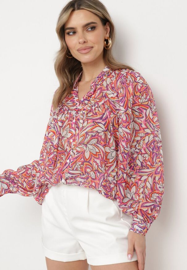 Born2be - Różowa Koszula z Długim Rękawem z Szerokimi Mankietami Zapinana na Guziki Quarae. Okazja: na co dzień. Kolor: różowy. Materiał: jeans. Długość rękawa: długi rękaw. Długość: długie. Styl: casual, klasyczny