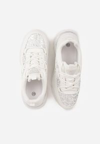 Renee - Białe Sneakersy na Platformie Ozdobione Cyrkoniami i Koronką Antea. Okazja: na co dzień. Kolor: biały. Materiał: koronka. Wzór: aplikacja, koronka. Obcas: na platformie #9