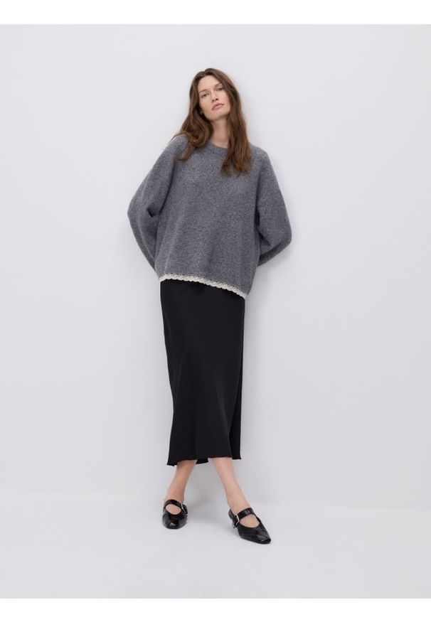 Reserved - Sweter z koronkowym wykończeniem - ciemnoszary. Kolor: szary. Materiał: koronka