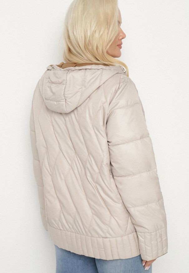 Born2be - Beżowa Kurtka Dwustronna z Kapturem i Ozdobnym Pikowaniem Helritis. Okazja: na co dzień. Typ kołnierza: kaptur. Kolekcja: plus size. Kolor: beżowy. Materiał: jeans. Długość rękawa: długi rękaw. Długość: długie. Styl: elegancki, casual