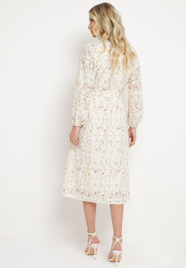 Born2be - Beżowa Rozkloszowana Sukienka w Kwiaty z Paskiem w Talii Dimtia. Okazja: na co dzień. Typ kołnierza: dekolt w kształcie V. Kolor: beżowy. Wzór: kwiaty. Sezon: wiosna, lato. Typ sukienki: proste. Styl: casual, elegancki