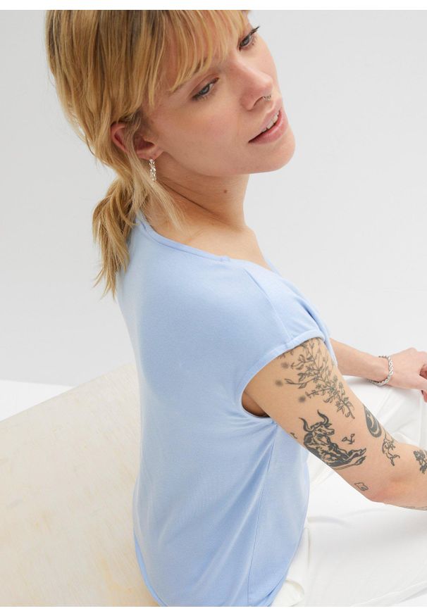 bonprix - Top z mieszanki wiskozy. Typ kołnierza: dekolt woda. Kolor: niebieski. Materiał: wiskoza. Styl: klasyczny