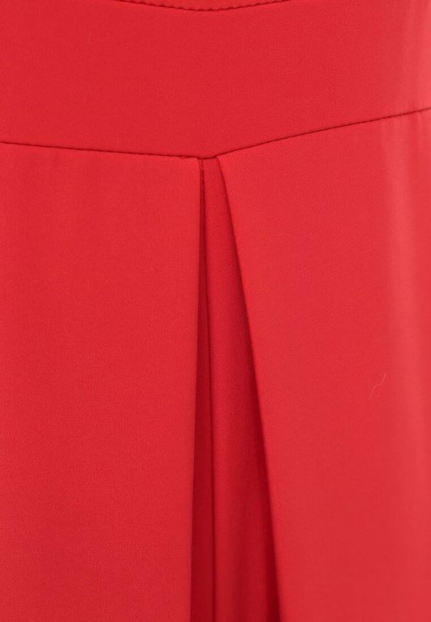 Renee - Czerwony Taliowany Kombinezon Ozdobiony Zakładkami Berinola. Okazja: na imprezę. Kolor: czerwony. Wzór: aplikacja. Styl: wizytowy, elegancki