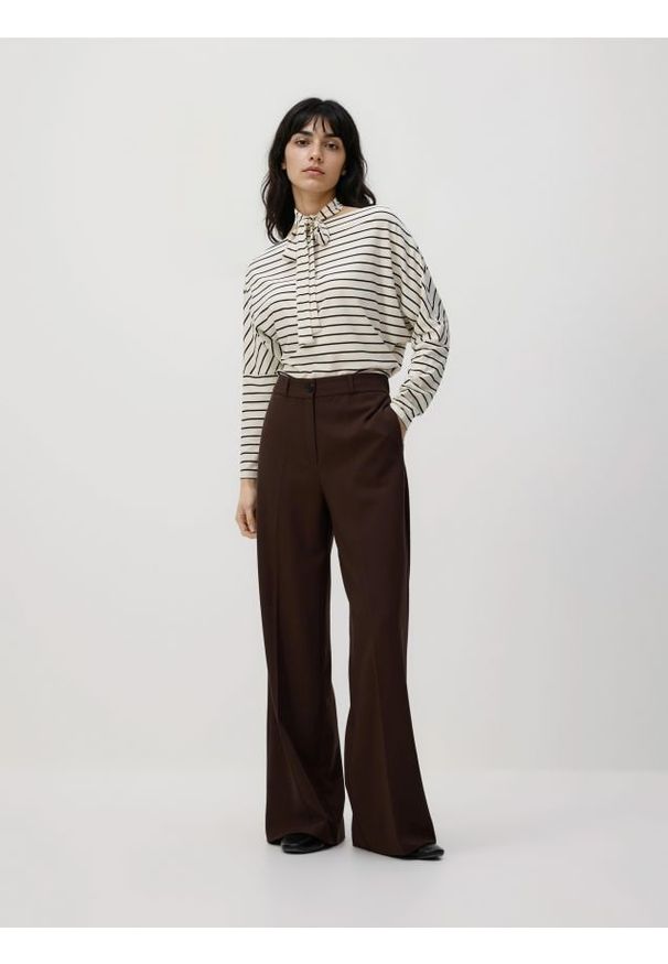 Reserved - Longsleeve z wiązanym szalem - złamana biel. Materiał: dzianina, wiskoza. Długość rękawa: długi rękaw