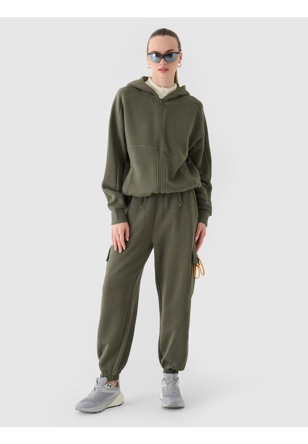 4f - 4F Spodnie dresowe joggery damskie - oliwkowe/khaki XS. Kolor: wielokolorowy, oliwkowy, brązowy. Materiał: dresówka. Wzór: gładki, ze splotem