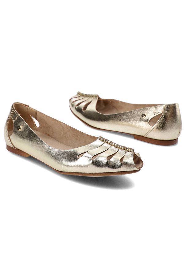 Złote Półbuty Armodo Stylowe Obuwie Damskie. Okazja: na co dzień, na spotkanie biznesowe, do pracy. Kolor: złoty. Materiał: skóra. Styl: elegancki