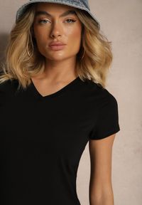 Renee - Czarny Bawełniany T-shirt z Dekoltem w Serek Tarilne. Okazja: na co dzień. Typ kołnierza: dekolt w serek. Kolor: czarny. Materiał: bawełna. Styl: sportowy, casual #4