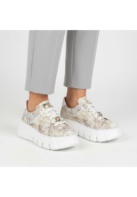 Sneakersy damskie Maciejka, cholewka ze skóry naturalnej z nadrukowanym wzorem klasyczne sznurowanie metalowa ozdoba przy języku zaokrąglony nosek ma. Okazja: na co dzień. Zapięcie: sznurówki. Kolor: biały. Materiał: skóra. Szerokość cholewki: normalna. Wzór: aplikacja. Styl: klasyczny #9