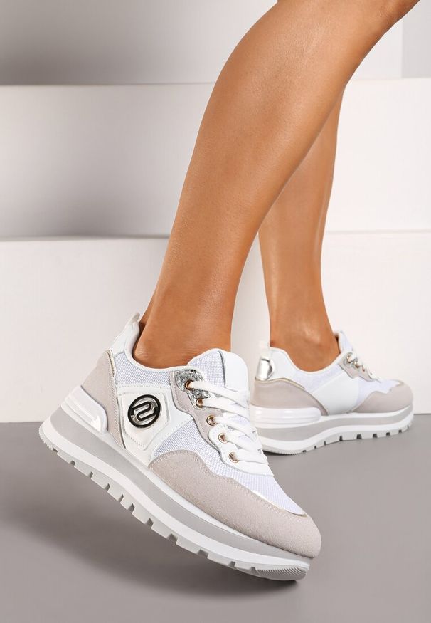 Renee - Biało-Beżowe Sneakersy z Ekoskóry ze Sznurowaniami i Ozdobną Aplikacją Jatina. Nosek buta: okrągły. Zapięcie: sznurówki. Kolor: biały. Materiał: materiał. Wzór: aplikacja. Obcas: na obcasie. Wysokość obcasa: niski
