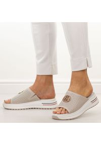 Beżowe ażurowe skórzane klapki damskie S.Barski 661. Okazja: na imprezę. Kolor: beżowy. Materiał: skóra. Wzór: ażurowy. Sezon: lato. Styl: elegancki, klasyczny #1