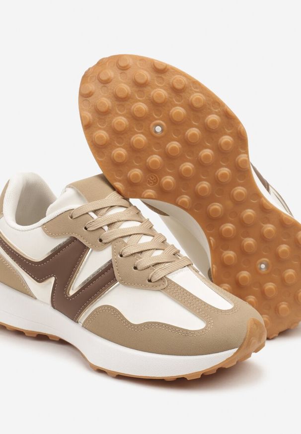 Renee - Ciemnobeżowe Sneakersy z Geometrycznym Wzorem Jenaviella. Okazja: na co dzień, na spacer. Kolor: beżowy. Materiał: jeans. Szerokość cholewki: normalna. Wzór: geometria. Sport: turystyka piesza