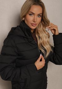 Renee - Czarna Kurtka z Pikowanymi Przeszyciami z Odpinanym Kapturem i Ściągaczem w Talii Sintavia. Okazja: na co dzień. Kolor: czarny. Materiał: jeans. Styl: casual #3