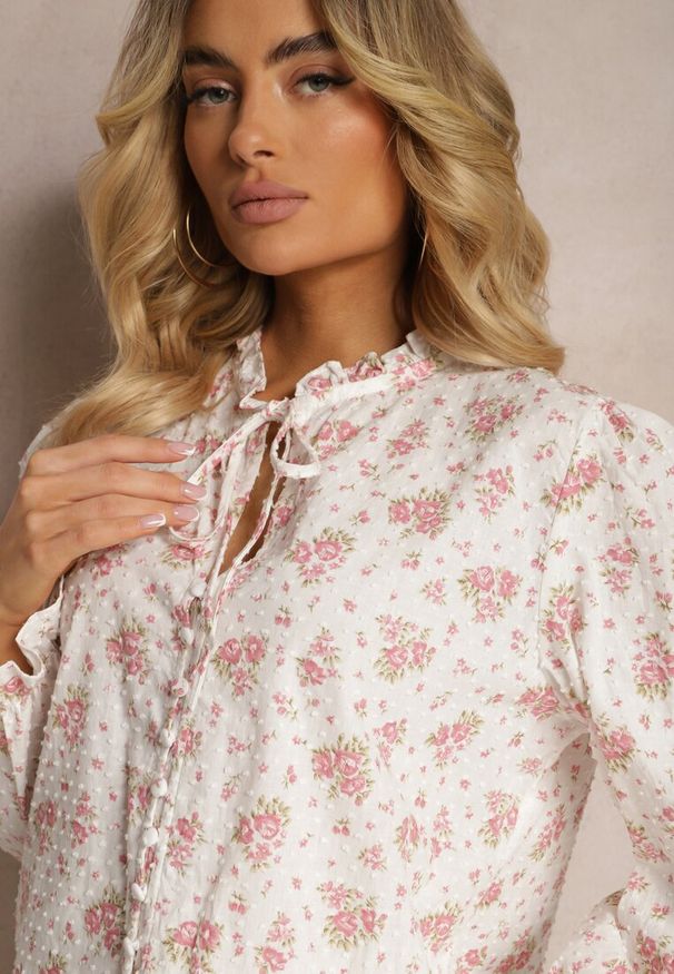 Renee - Biało-Różowa Koszula z Bawełny Wiązana pod Szyja w Kwiatowy Print Hettena. Okazja: na co dzień. Kolor: biały. Materiał: bawełna. Wzór: kwiaty, nadruk. Sezon: lato. Styl: elegancki, casual