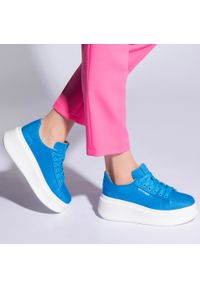 Wittchen - Damskie sneakersy na grubej podeszwie klasyczne niebieskie. Nosek buta: okrągły. Kolor: niebieski. Materiał: materiał. Sezon: wiosna, lato. Obcas: na platformie