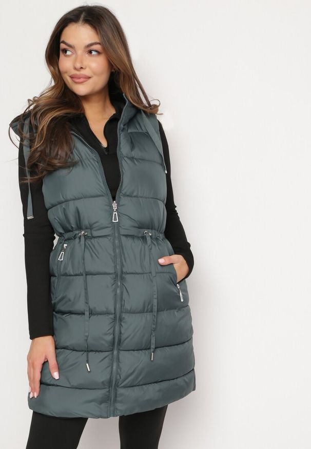 Born2be - Ciemnozielona Długa Kamizelka Dwustronna Zapinana na Suwak z Pikowaniem i Troczkiem w Pasie Heddemia. Kolor: zielony. Długość: długie. Wzór: gładki