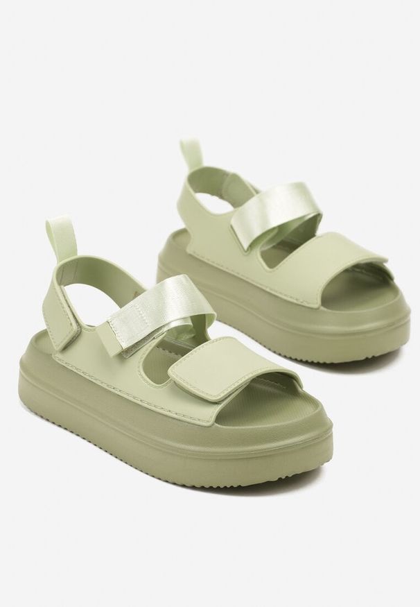 Born2be - Zielone Sandały na Piankowej Platformie z Zapięciem na Rzep Vonamia. Okazja: na co dzień. Zapięcie: rzepy. Kolor: zielony. Sezon: lato. Obcas: na platformie. Styl: casual, elegancki, klasyczny