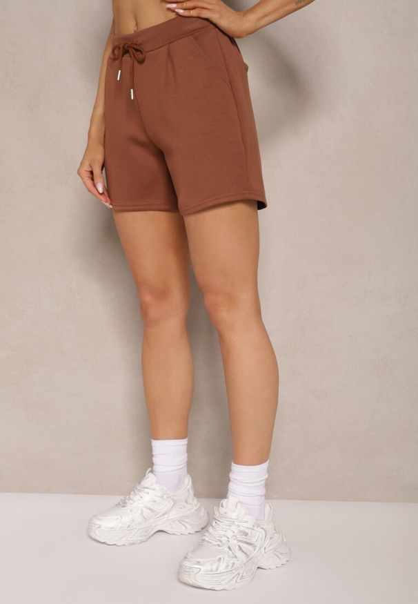 Renee - Brązowe Szorty High Waist przed Kolano Saxonia. Okazja: na co dzień. Stan: podwyższony. Kolor: brązowy. Styl: casual