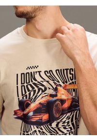 Sinsay - Bawełniana koszulka z nadrukiem - kremowy. Kolor: kremowy. Materiał: bawełna. Wzór: nadruk #1
