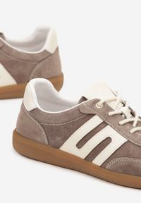 Born2be - Brązowe Skórzane Sneakersy w Stylu Tenisówek z Geometrycznym Zdobieniem Zaravella. Okazja: na co dzień. Kolor: brązowy. Materiał: skóra. Wzór: aplikacja, geometria