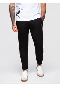 Ombre Clothing - Spodnie dresowe męskie ze ściągaczami w nogawkach i gumowym nadrukiem – czarne V1 - Rozmiar: L. Kolor: czarny. Materiał: guma, dresówka. Wzór: nadruk. Styl: elegancki, sportowy #1