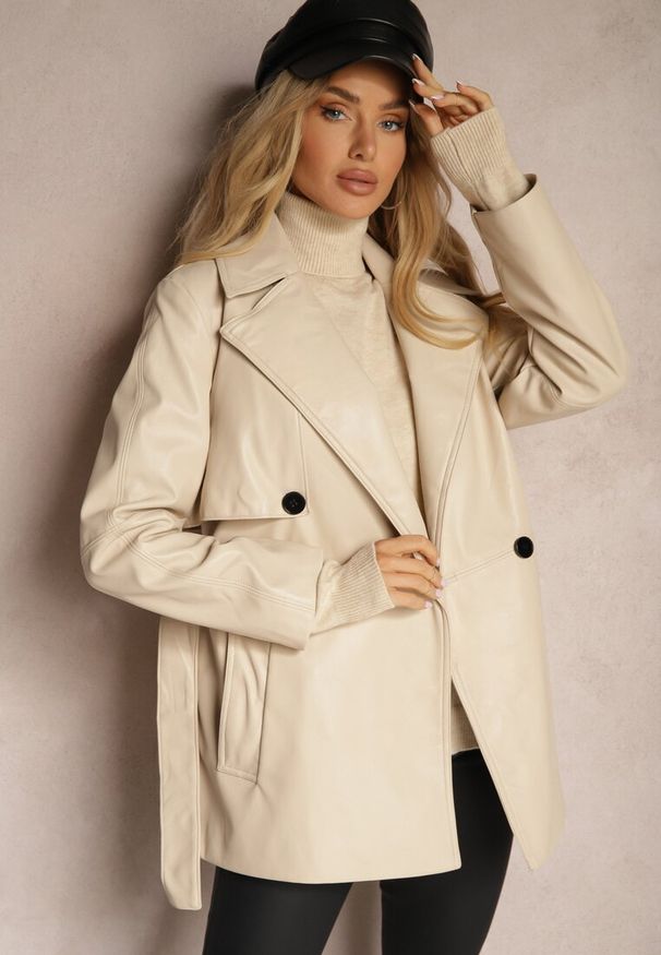 Renee - Jasnobeżowa Kurtka Płaszcz z Paskiem w Pasie o Taliowanym Kroju z Ekoskóry Walania. Kolor: beżowy