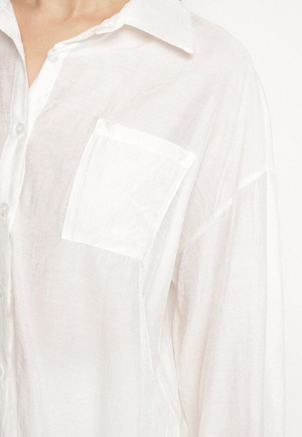 Born2be - Biała Klasyczna Koszula o Kroju Oversize z Kieszonką Liorea. Okazja: do pracy, na co dzień, na spotkanie biznesowe. Typ kołnierza: kołnierzyk klasyczny. Kolor: biały. Materiał: jeans. Długość rękawa: długi rękaw. Długość: długie. Styl: klasyczny