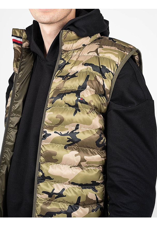TOMMY HILFIGER - Tommy Hilfiger Bezrękawnik | MW0MW18762 | Mężczyzna | Moro. Okazja: na co dzień. Typ kołnierza: kołnierzyk stójkowy. Materiał: poliester. Długość rękawa: bez rękawów. Wzór: moro. Styl: casual