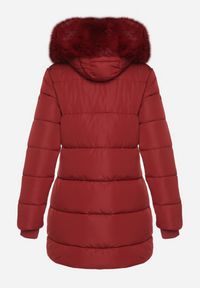 Born2be - Bordowa Pikowana Kurtka z Kapturem z Futerkiem Nenadria. Okazja: na spotkanie biznesowe, do pracy, na co dzień. Typ kołnierza: kaptur. Kolor: czerwony. Materiał: futro. Wzór: aplikacja. Styl: casual, biznesowy #5