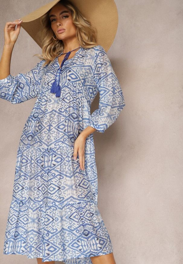 Renee - Niebieska Boho Sukienka o Rozkloszowanym Kroju z Wiązaniem przy Dekolcie i Falbankami Dimasie. Typ kołnierza: kołnierz z falbankami. Kolor: niebieski. Typ sukienki: rozkloszowane. Styl: boho