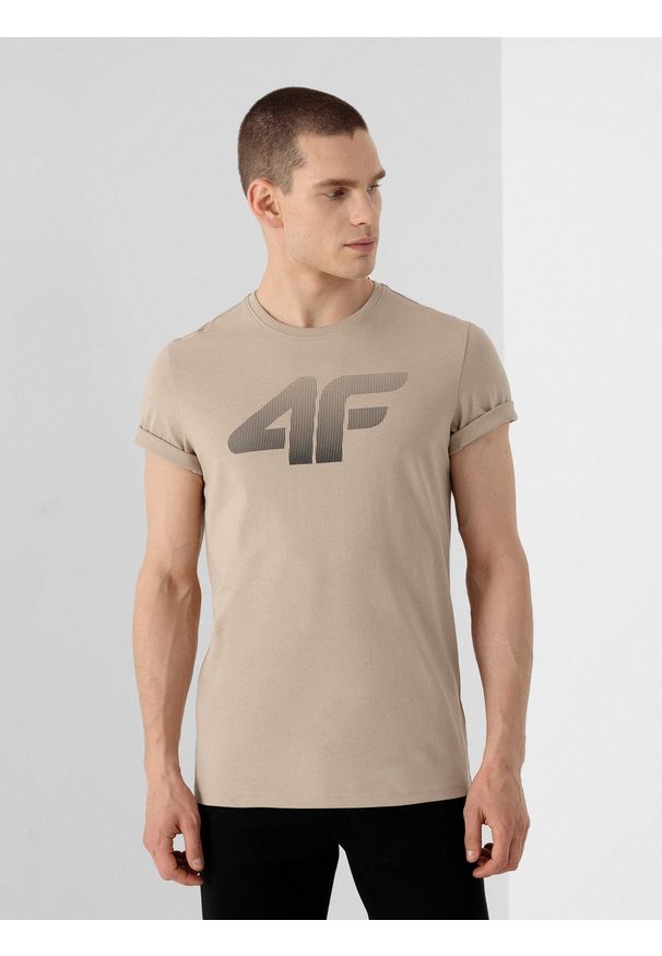 4f - T-shirt regular z nadrukiem męski. Kolor: beżowy. Materiał: dzianina, bawełna. Wzór: nadruk