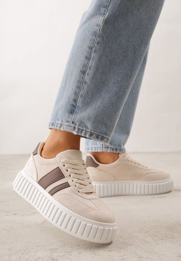 Renee - Beżowe Sneakersy na Tłoczonej Platformie Ozdobione Dwoma Paskami Hesaia. Okazja: na co dzień. Zapięcie: pasek. Kolor: beżowy. Materiał: jeans. Wzór: aplikacja. Obcas: na platformie