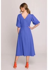 Stylove - Elegancka sukienka koktajlowa z bufiastymi rękawami niebieska. Okazja: na ślub cywilny, na imprezę, na wesele. Kolor: niebieski. Materiał: materiał, elastan. Długość rękawa: krótki rękaw. Sezon: lato. Typ sukienki: rozkloszowane. Styl: wizytowy, elegancki. Długość: midi