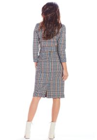 Awama - Elegancka kopertowa sukienka w kratę z kołnierzem granat. Okazja: do pracy, na spotkanie biznesowe. Materiał: dzianina, materiał, elastan. Wzór: kratka. Sezon: jesień. Typ sukienki: kopertowe. Styl: elegancki. Długość: midi #3