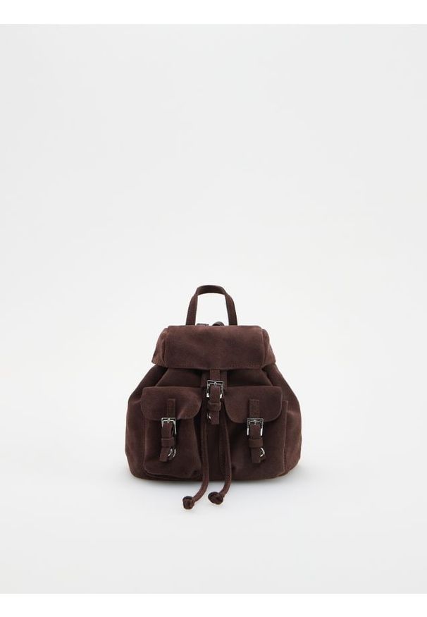 Reserved - Zamszowy plecak z kieszeniami - ciemnobrązowy. Kolor: brązowy. Materiał: zamszowe. Styl: klasyczny
