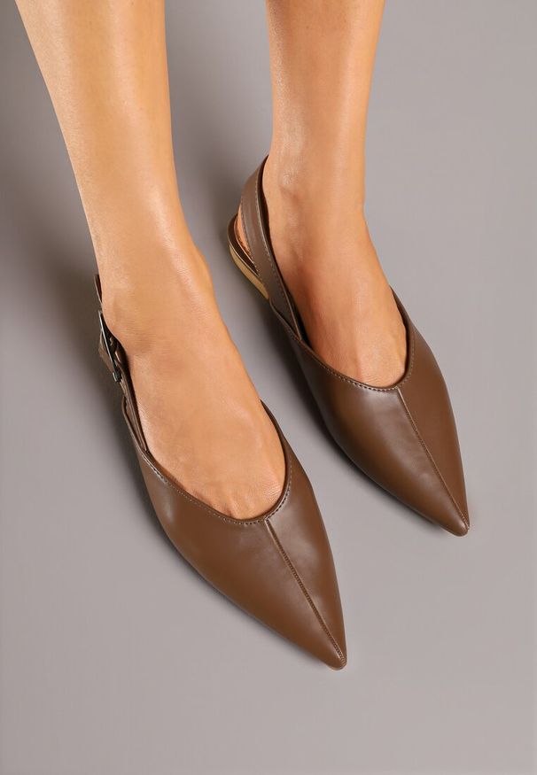 Renee - Brązowe Sandały Vices Slingback z Paskiem ze Sprzączką Nirarine. Okazja: na spacer. Nosek buta: szpiczasty. Zapięcie: pasek. Kolor: brązowy. Wzór: koronka. Materiał: koronka. Obcas: na obcasie. Styl: elegancki. Wysokość obcasa: średni