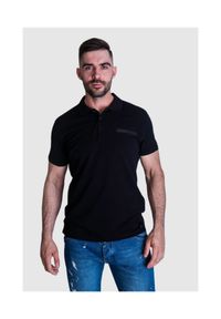 Fendi - FENDI Koszulka polo męska w kolorze czarnym. Typ kołnierza: polo. Kolor: czarny. Materiał: bawełna. Wzór: aplikacja. Styl: klasyczny