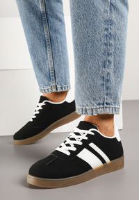 Renee - Czarne Sneakersy Typu Tenisówki Ozdobione Paskami Amolana. Okazja: na co dzień. Zapięcie: pasek. Kolor: czarny. Materiał: jeans. Wzór: aplikacja #5