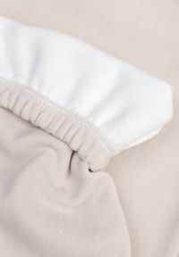 Renee - Beżowe Dresowe Spodnie z Bawełny z Ociepleniem Ozdobione Sznurkiem Citila. Okazja: na co dzień. Stan: podwyższony. Kolor: beżowy. Materiał: bawełna, dresówka. Wzór: aplikacja. Styl: casual #7