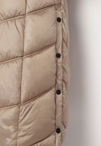 Born2be - Beżowa Pikowana Kurtka Płaszcz za Kolano z Kapturem i Futerkiem Naelora. Typ kołnierza: kaptur. Kolor: beżowy. Materiał: futro #4