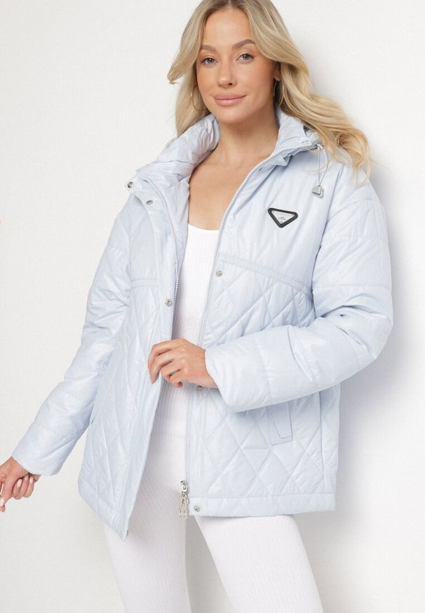 Born2be - Jasnoniebieska Kurtka Pikowana z Odpinanym Kapturem i Aplikacją Sarlia. Okazja: na co dzień. Kolor: niebieski. Materiał: jeans. Wzór: aplikacja. Styl: sportowy, elegancki, casual