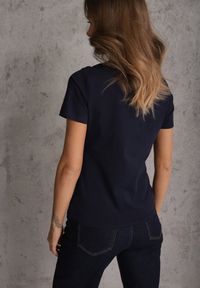 Renee - Granatowy T-shirt z Bawełny z Okrągłym Dekoltem Nedima. Okazja: na co dzień. Kolor: niebieski. Materiał: bawełna. Styl: casual, klasyczny #2
