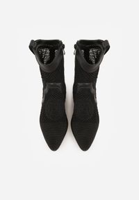 Born2be - Czarne Ażurowe Botki Kowbojki z Haftem na Niskim Obcasie Typu Stożek Bertolina. Okazja: na co dzień. Kolor: czarny. Materiał: jeans. Wzór: ażurowy, haft. Obcas: na obcasie. Styl: casual, klasyczny, wizytowy. Wysokość obcasa: niski #3