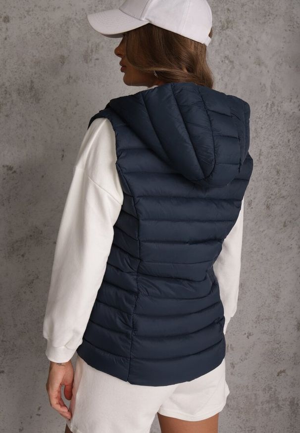 Renee - Granatowa Przejściowa Kamizelka z Pikowaniem i Kapturem Neatwenna. Okazja: na co dzień. Typ kołnierza: kaptur. Kolor: niebieski. Materiał: jeans. Styl: casual, elegancki, sportowy