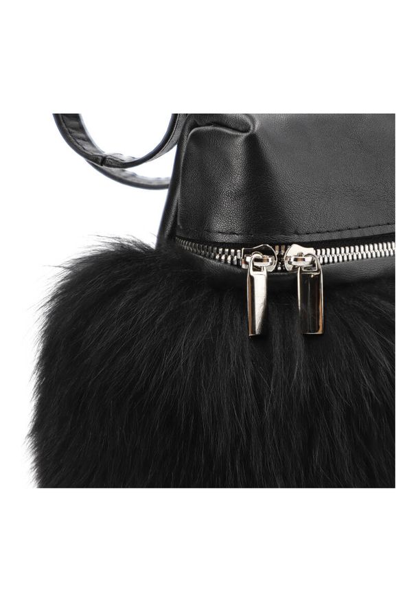 Czarno Elegancka Torebka Luka-Pelli Plecaczek Z Naturalnym Futrem Z Lisa. Kolor: czarny. Wzór: aplikacja. Materiał: futrzane. Styl: elegancki. Rodzaj torebki: na ramię