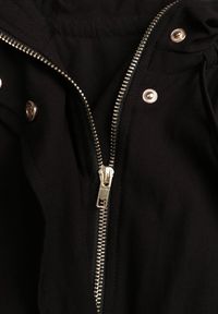 Renee - Czarna Oversizowa Kurtka Przejściowa o Kroju Bombki z Bawełny i Wiskozy Birana. Okazja: na co dzień. Typ kołnierza: kaptur. Kolor: czarny. Materiał: wiskoza, bawełna. Styl: casual #6