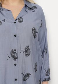 Born2be - Granatowa Koszulowa Sukienka z Guzikami i Regulowanymi Rękawami Xatella. Kolekcja: plus size. Kolor: niebieski. Wzór: kwiaty. Typ sukienki: koszulowe #6